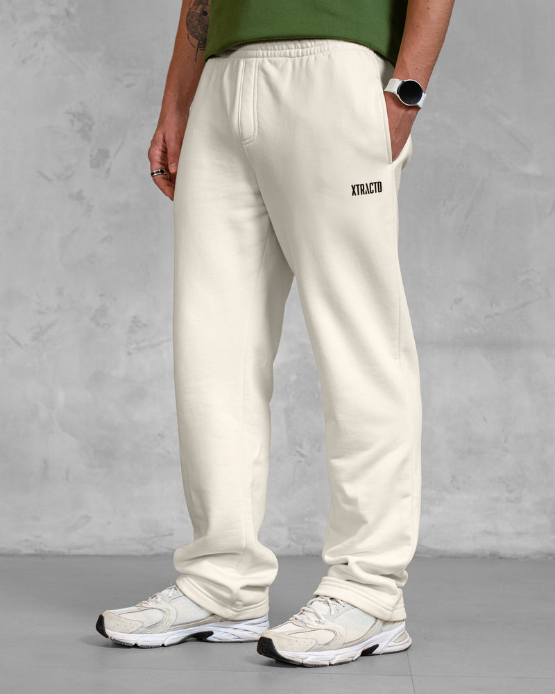 XTRACTD Sweatpants in Oat Milk – Model trägt Sweatpants, Vorderansicht Hose bis zu den Sneakern