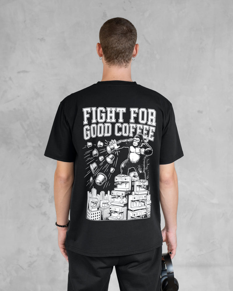 XTRACTD T-Shirt Urban Ape in Espresso Black – Model von hinten, großflächiger Rückenprint „Fight for Good Coffee“