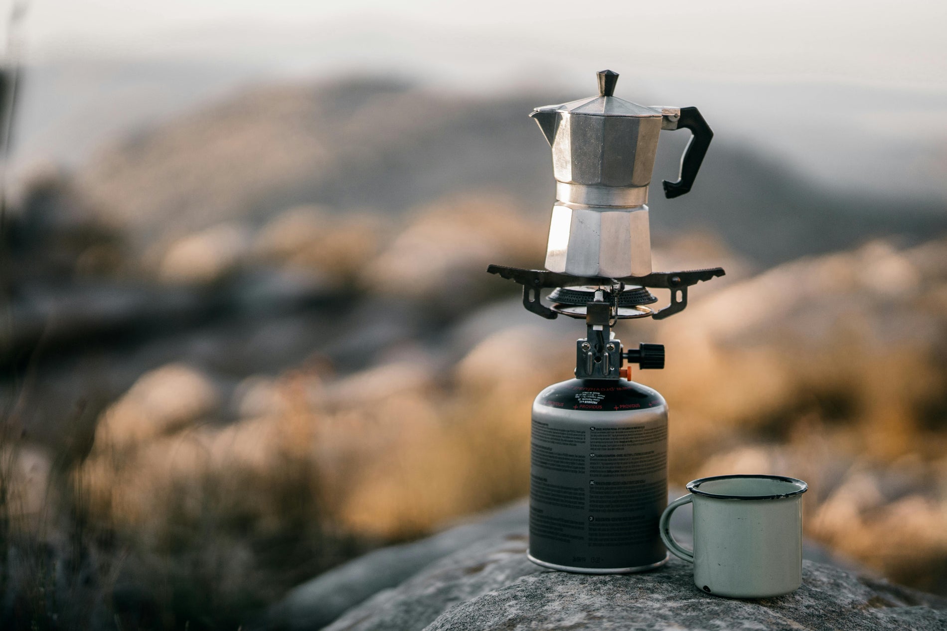 Outdoor-Kaffee: Kaffee kochen draußen in der Natur