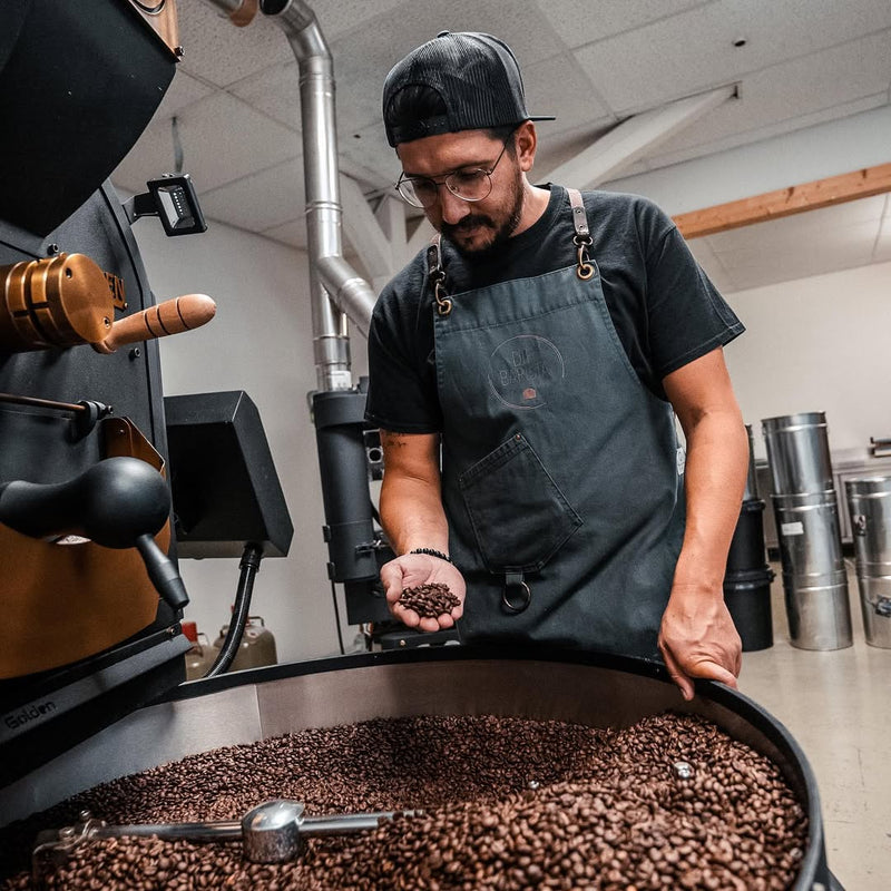 Cemil Teke am Röster — Die Barista Roastery