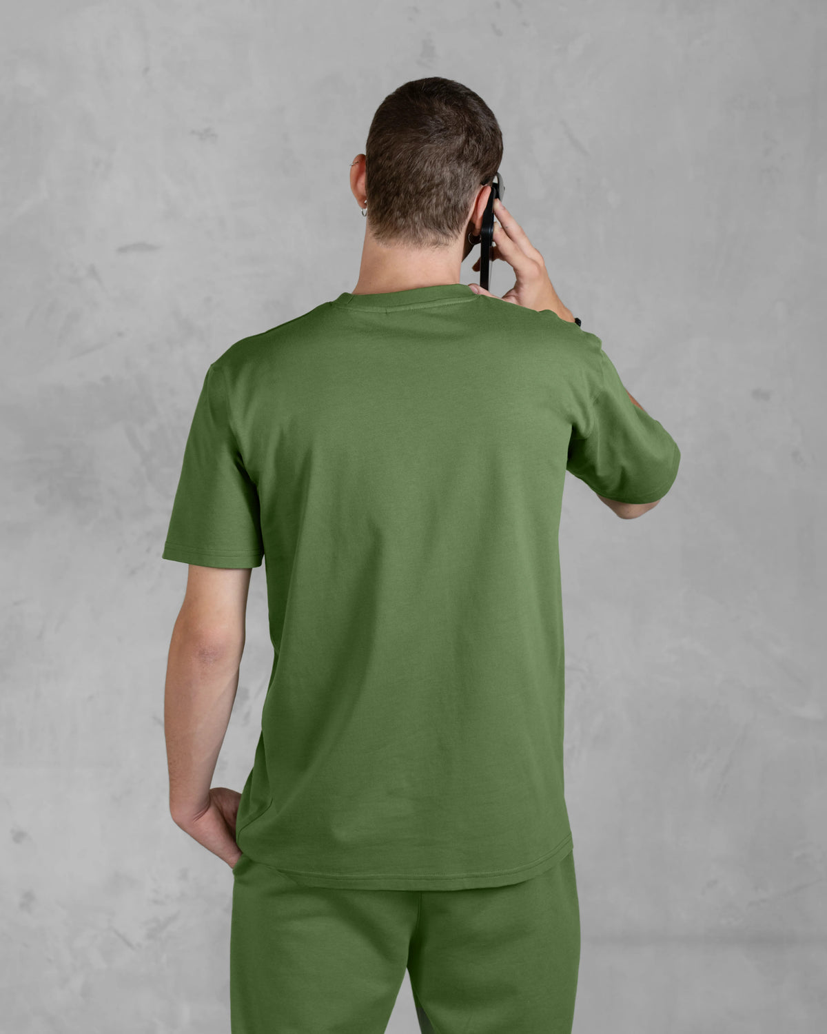 XTRACTD Basic T-Shirt in Coffee Leaf, Rückansicht am Model ohne Rückenprint