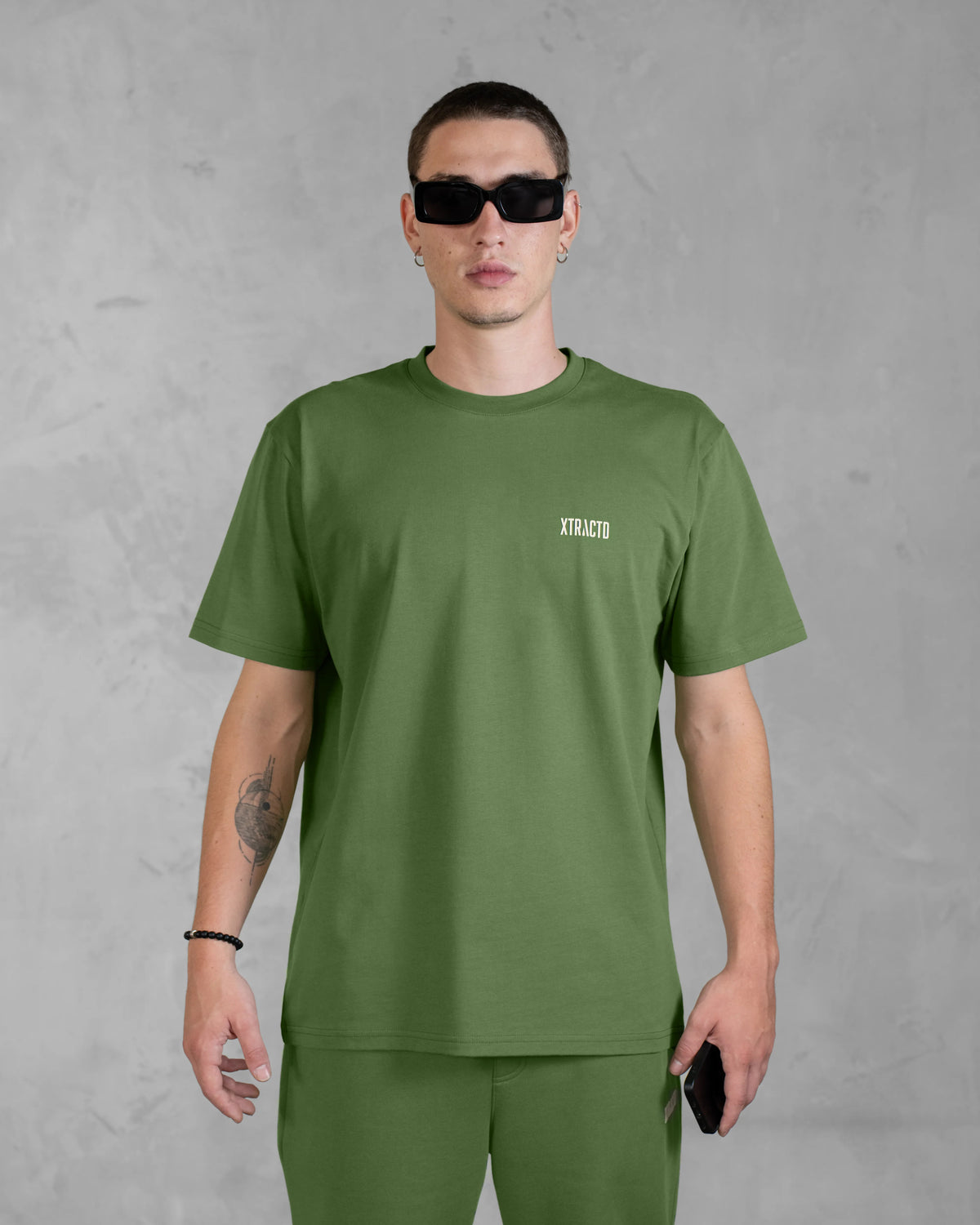 XTRACTD Basic T-Shirt in Coffee Leaf, Vorderansicht am Model mit kleinem Brustlogo