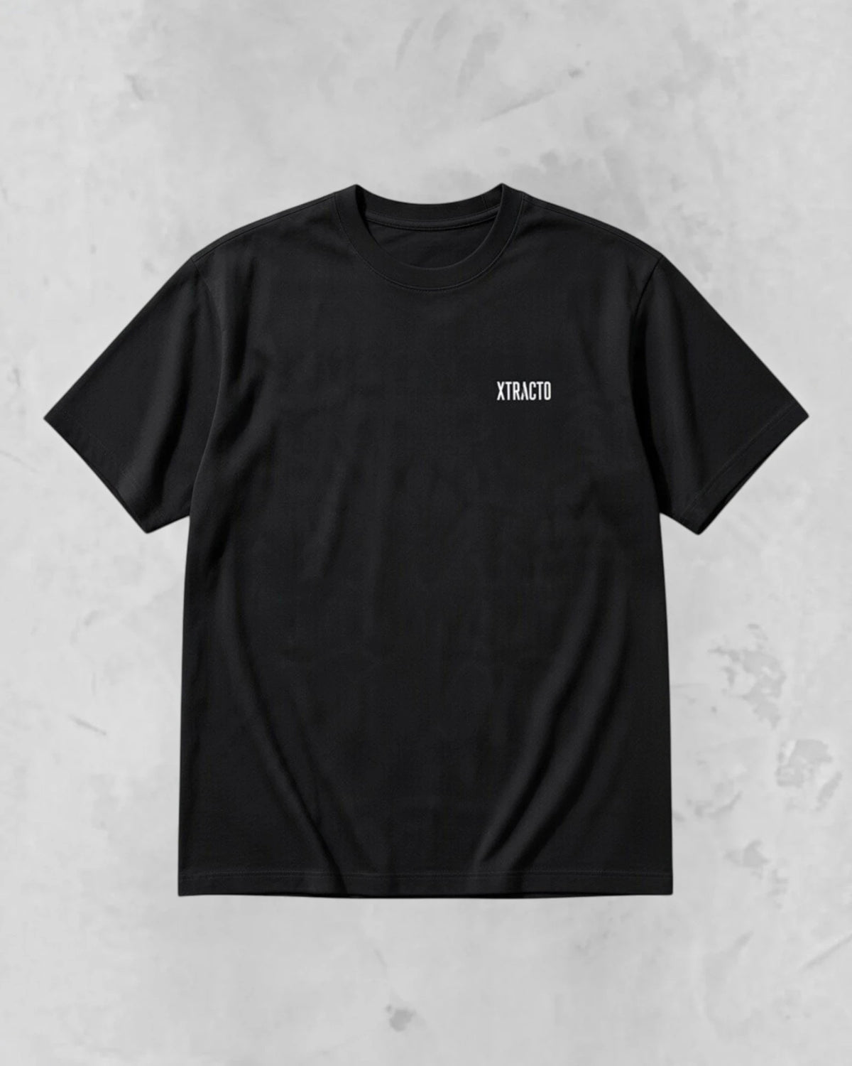 XTRACTD Basic T-Shirt in Espresso Black flach ausgelegt, Vorderseite mit dezentem Brustlogo