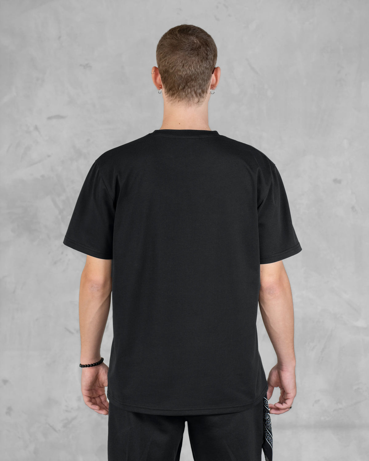 XTRACTD Basic T-Shirt in Espresso Black am Model von hinten, schlichte Rückseite ohne Print
