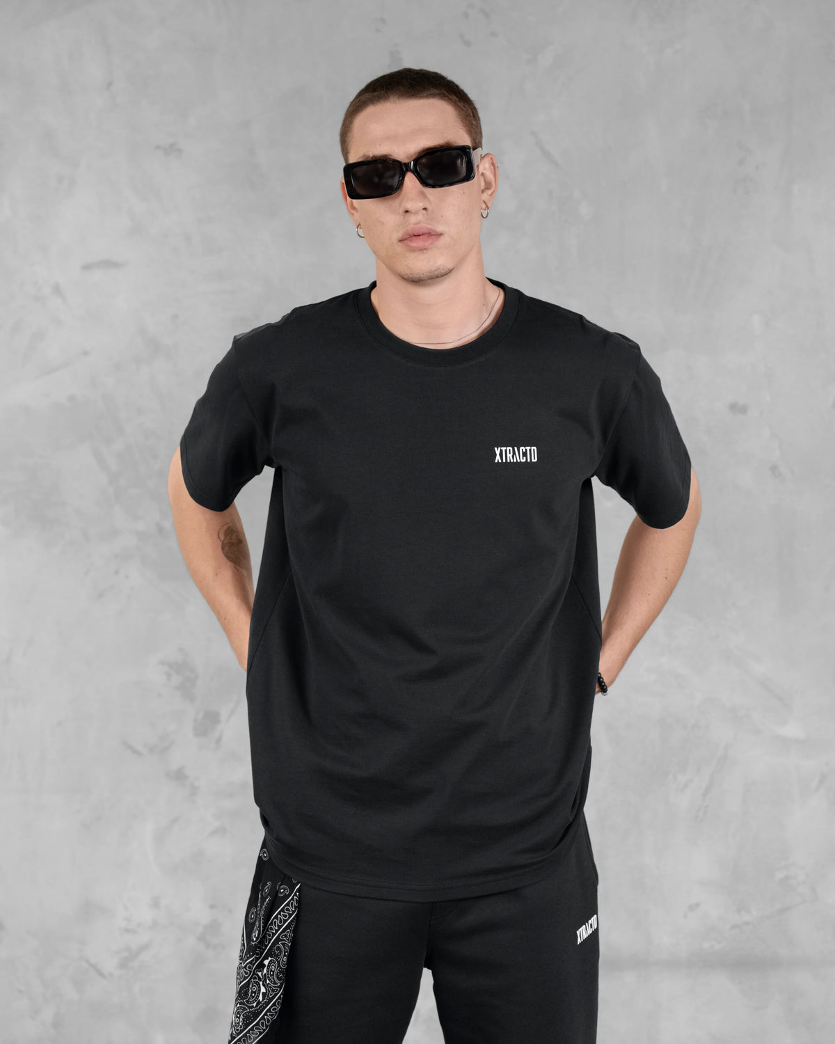 Schwarzes XTRACTD Basic T-Shirt in Espresso Black am Model, Vorderansicht mit kleinem Brustlogo