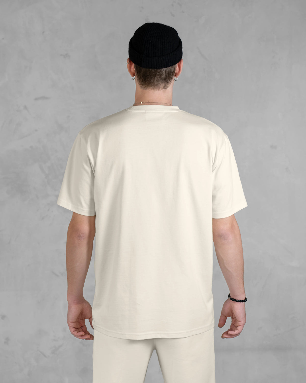 XTRACTD Basic T-Shirt in Oat Milk, Rückansicht ohne Print am Model
