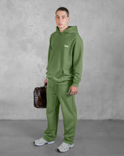 XTRACTD Hoodie 3D Coffee Leaf in Olivgrün – Model in Hoodie und Jogginghose, ganze Figur