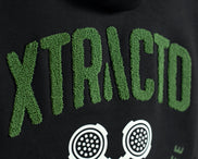 XTRACTD Hoodie 3D Espresso Black – Detail der 3D-Stickerei „XTRACTD“ in Grün