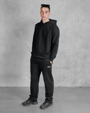 XTRACTD Hoodie 3D Espresso Black – Model in Hoodie und Jogginghose, ganze Figur