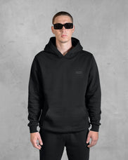 XTRACTD Hoodie 3D Espresso Black – Model in Hoodie, Frontansicht Oberkörper