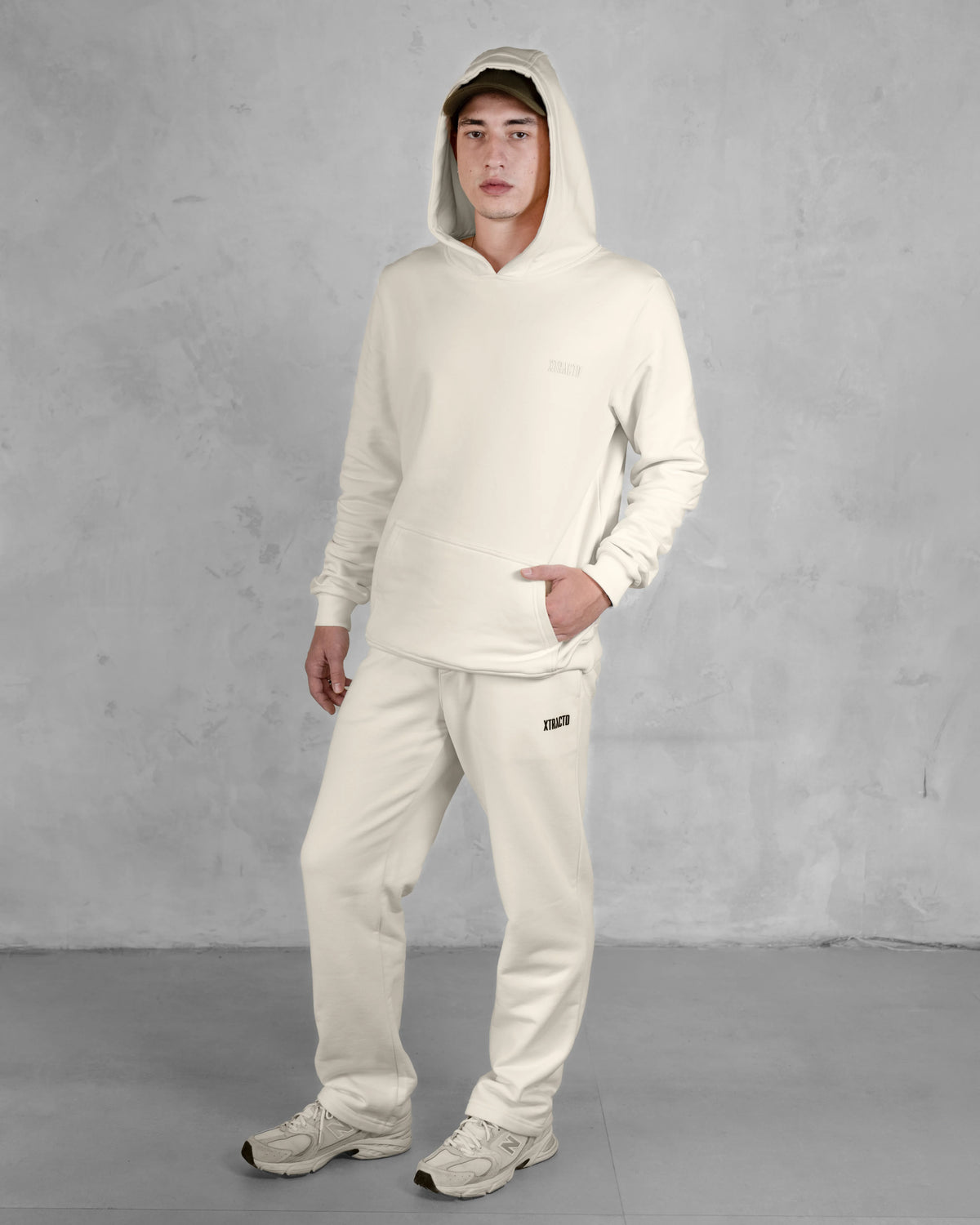 XTRACTD Hoodie 3D – Oat Milk – Ganzkörperansicht am Modell