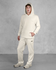 XTRACTD Hoodie 3D Oat Milk – Model in Hoodie und Hose, ganze Figur