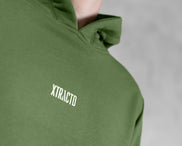 XTRACTD Hoodie Rebellion Coffee Leaf in Olivgrün – Detailansicht Kragen und Schulter mit XTRACTD-Logo