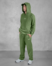 XTRACTD Hoodie Rebellion Coffee Leaf in Olivgrün – Model in Hoodie und Jogginghose, ganze Figur