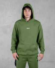 XTRACTD Hoodie Rebellion Coffee Leaf in Olivgrün – Model in Hoodie, Frontansicht Oberkörper