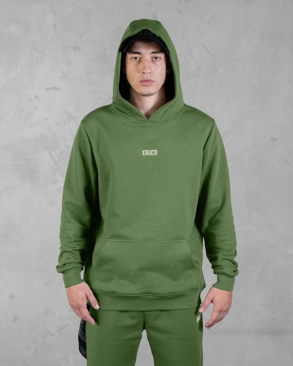 XTRACTD Hoodie Rebellion – Coffee Leaf – Vorderansicht des Modells