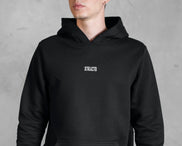 XTRACTD Hoodie Rebellion in Espresso Black – Nahaufnahme der Brust mit XTRACTD-Logo