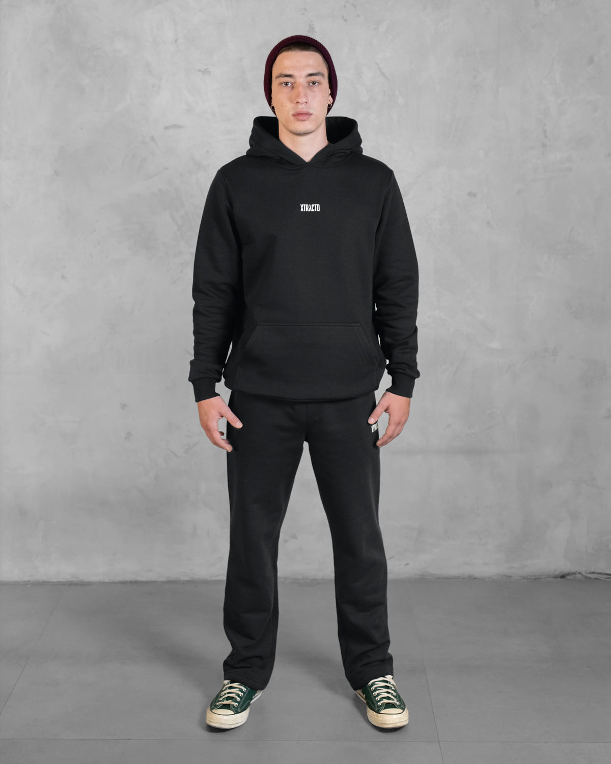 XTRACTD Hoodie Rebellion – Espresso Black – Ganzkörperansicht am Modell