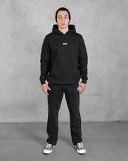 XTRACTD Hoodie Rebellion in Espresso Black – Model trägt Hoodie, Vorderansicht
