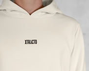 XTRACTD Hoodie Rebellion in Oat Milk – Detail Kapuze mit kleinem XTRACTD-Logo auf der Brust