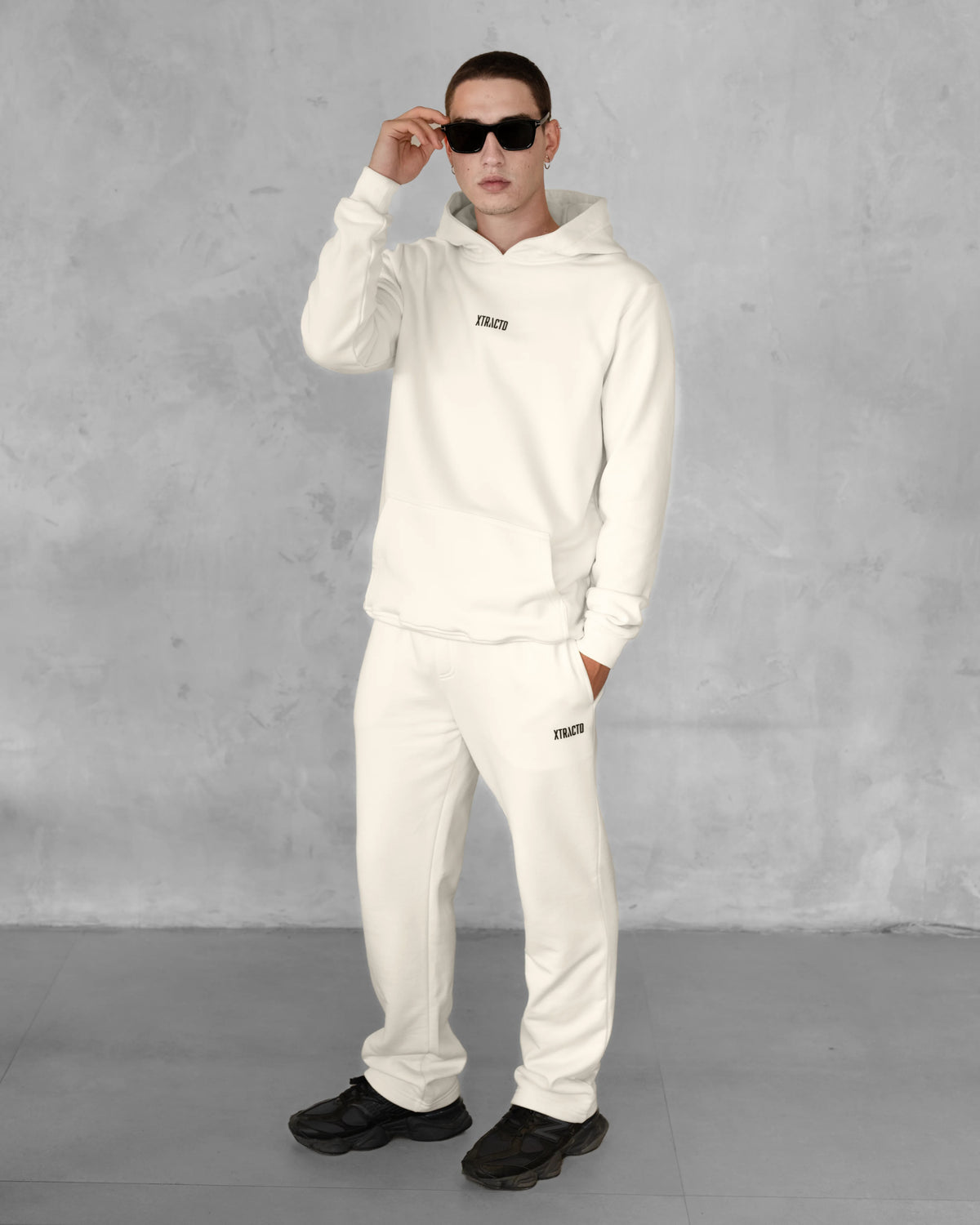 XTRACTD Hoodie Rebellion – Oat Milk – Ganzkörperansicht am Modell