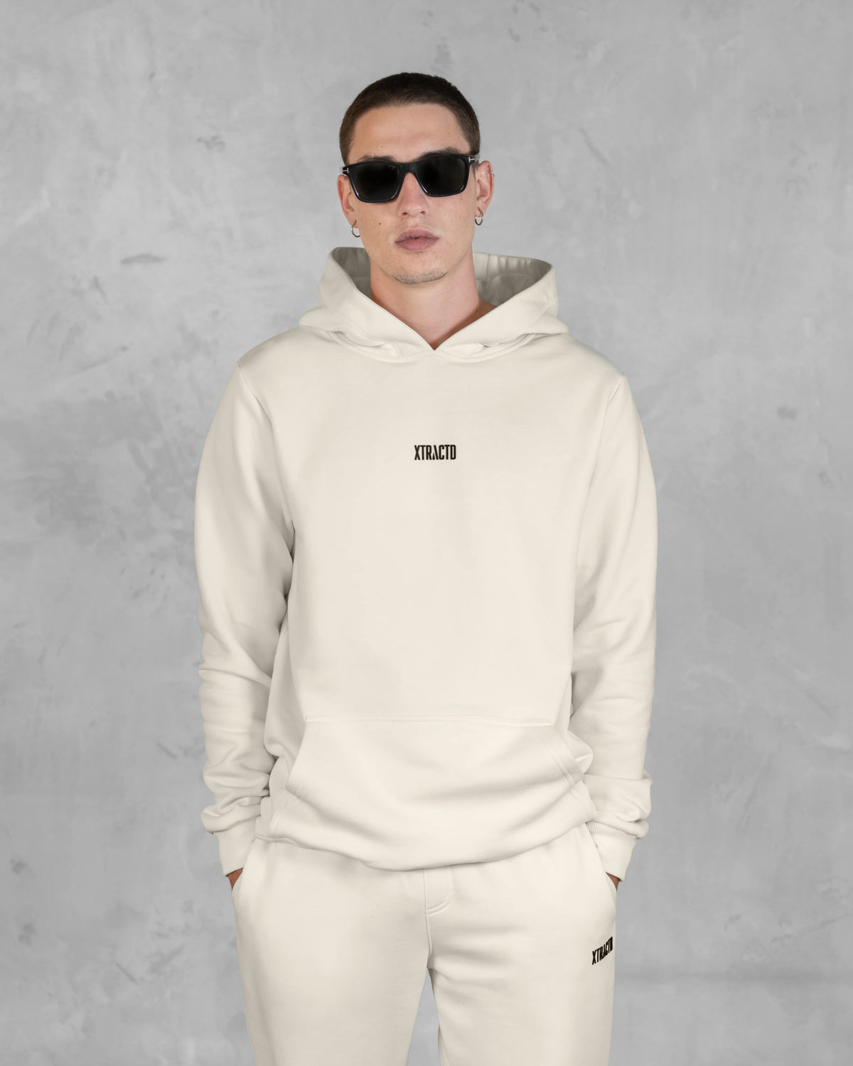 XTRACTD Hoodie Rebellion – Oat Milk – Vorderansicht des Modells