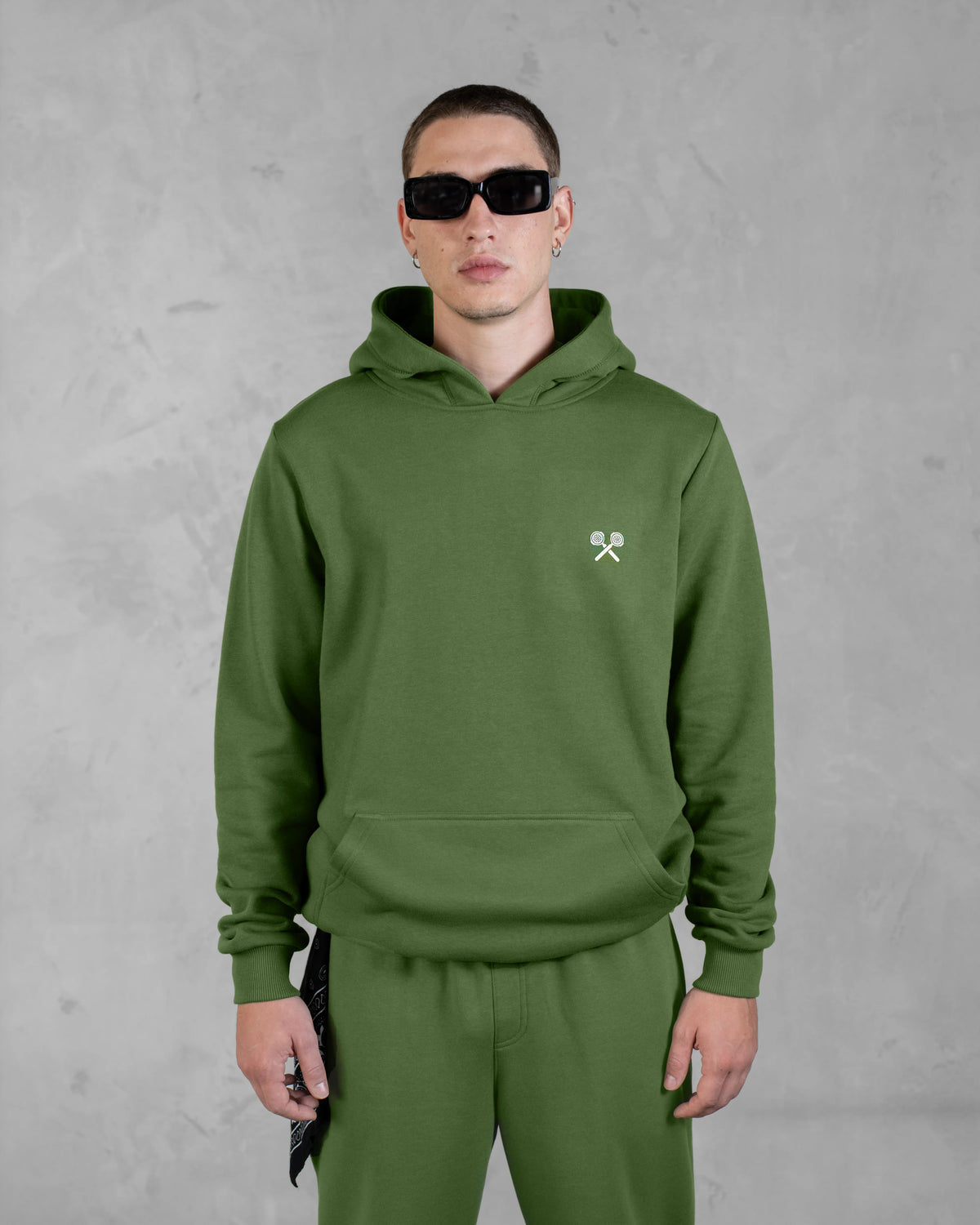 XTRACTD Hoodie Urban Ape – Coffee Leaf – Vorderansicht des Modells