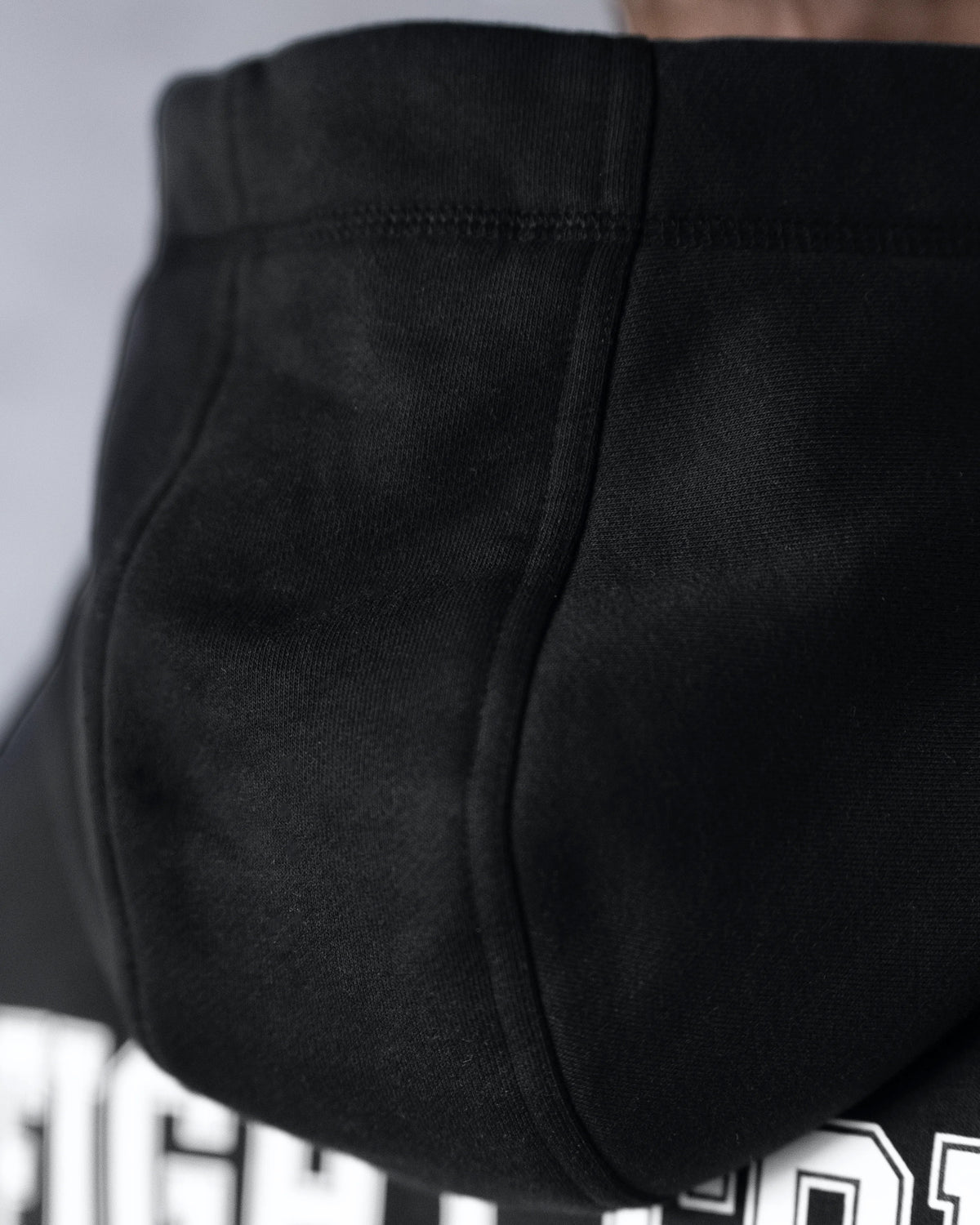 XTRACTD Hoodie Urban Ape – Espresso Black – Nahaufnahme von Stoff und Druck