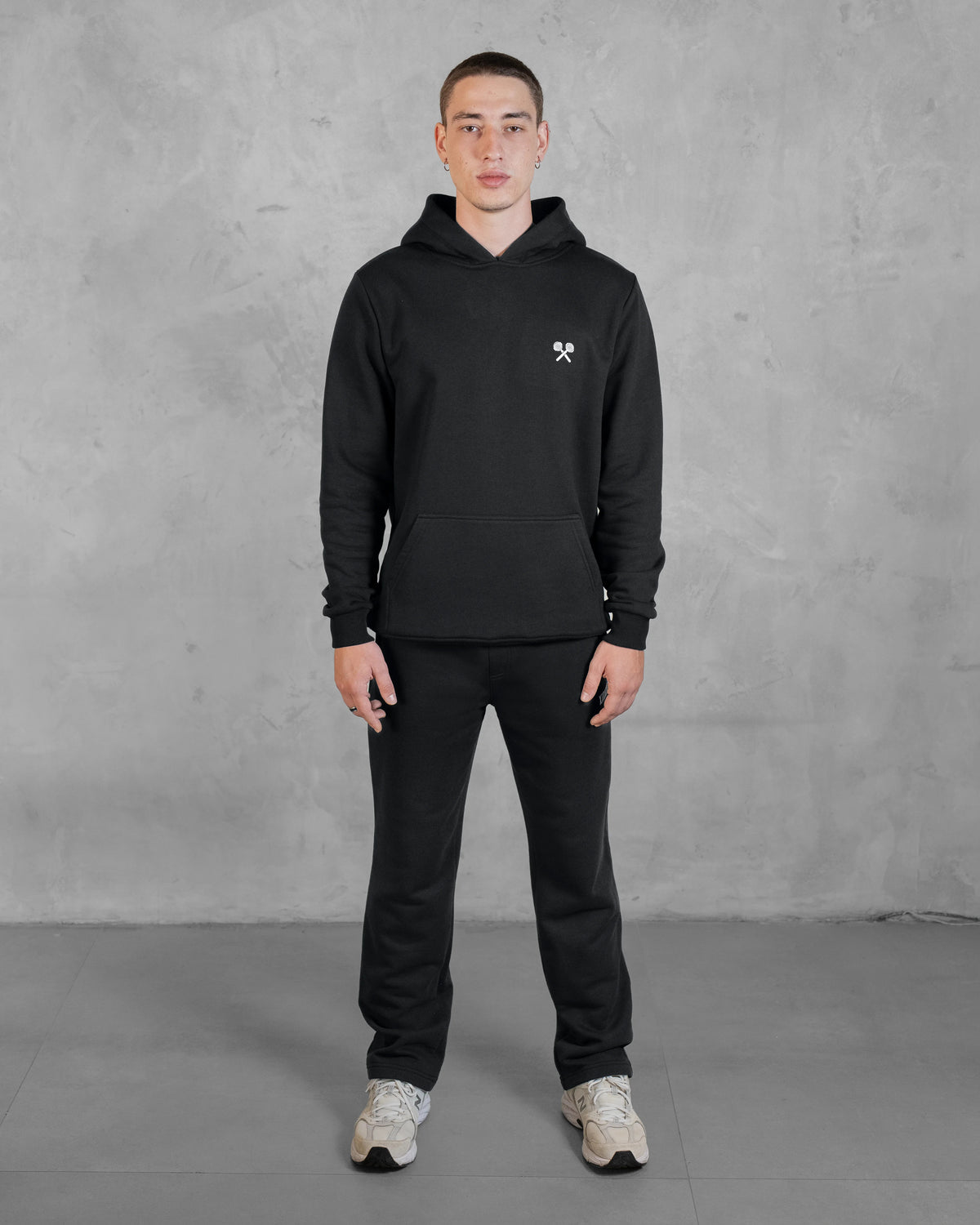 XTRACTD Hoodie Urban Ape – Espresso Black – Ganzkörperansicht am Modell