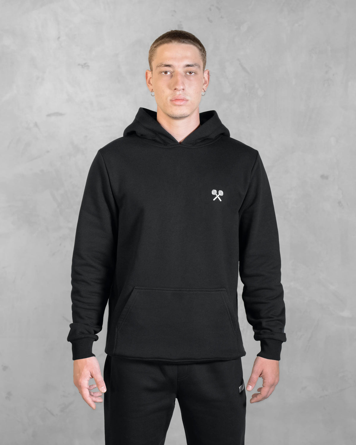 XTRACTD Hoodie Urban Ape – Espresso Black – Vorderansicht des Modells