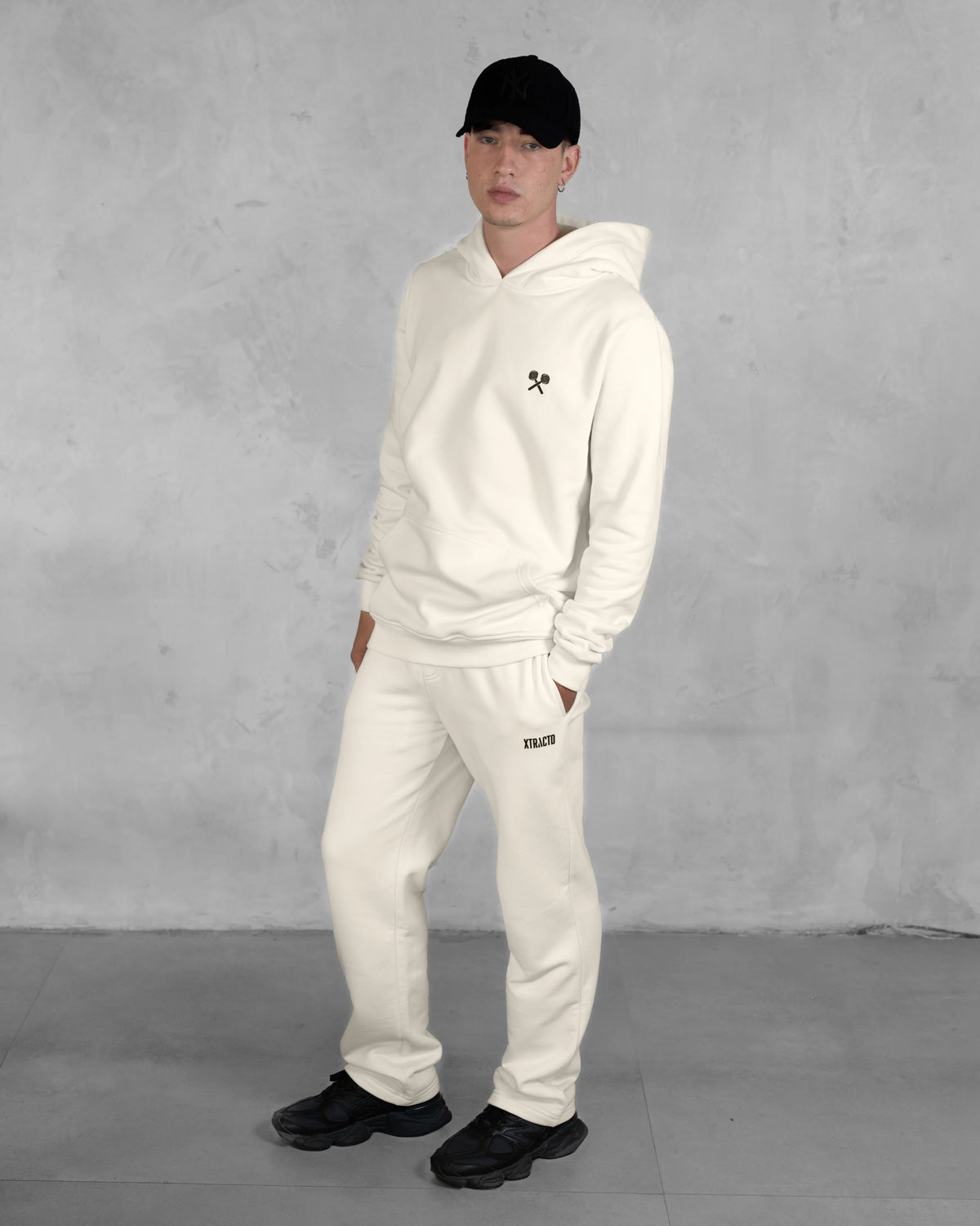 XTRACTD Hoodie Urban Ape – Oat Milk – Ganzkörperansicht am Modell