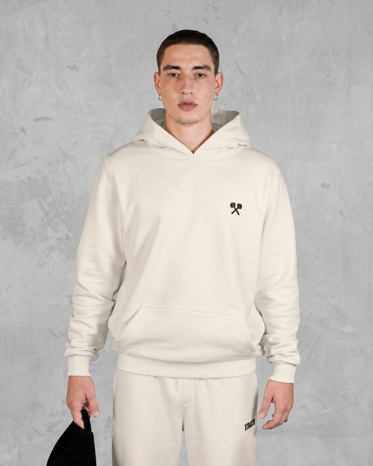 XTRACTD Hoodie Urban Ape – Oat Milk – Vorderansicht des Modells