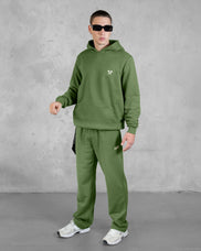 XTRACTD Hoodie Urban Ape in Coffee Leaf – Model trägt Hoodie, Vorderansicht ganzer Körper