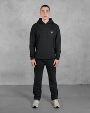 XTRACTD Hoodie Urban Ape in Espresso Black – Model trägt Hoodie, Vorderansicht ganzer Körper