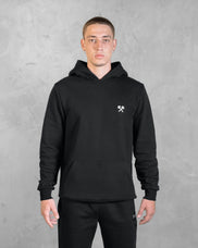 XTRACTD Hoodie Urban Ape in Espresso Black – Model trägt Hoodie, Vorderansicht mit Brust-Logo