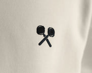 XTRACTD Hoodie Urban Ape in Oat Milk – Nahaufnahme des gestickten Siebträger-Logos auf der Brust