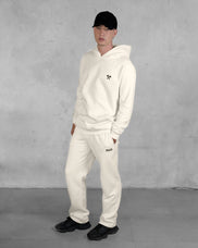XTRACTD Hoodie Urban Ape in Oat Milk – Model trägt Hoodie, Vorderansicht ganzer Körper