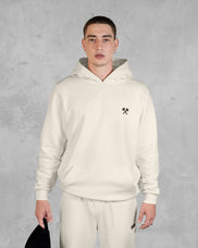 XTRACTD Hoodie Urban Ape in Oat Milk – Model trägt Hoodie, Vorderansicht mit Brust-Logo