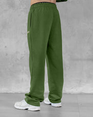 XTRACTD Sweatpants in Coffee Leaf – Seitenansicht mit Logo auf dem linken Bein