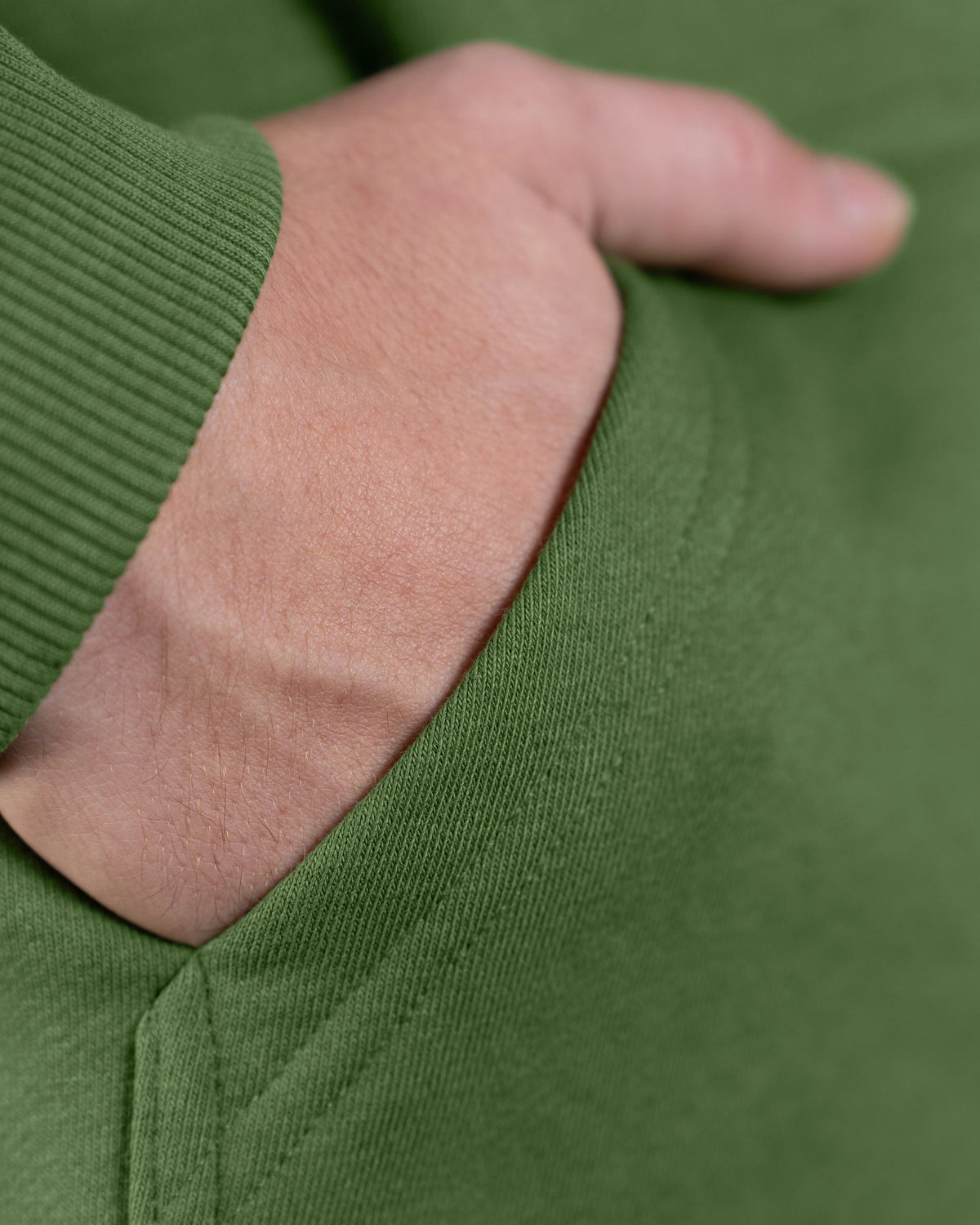 Nahaufnahme der Eingrifftasche an der grünen XTRACTD Sweatpants