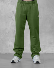 XTRACTD Sweatpants in Coffee Leaf – Model trägt Sweatpants, Vorderansicht Hose bis zu den Sneakern