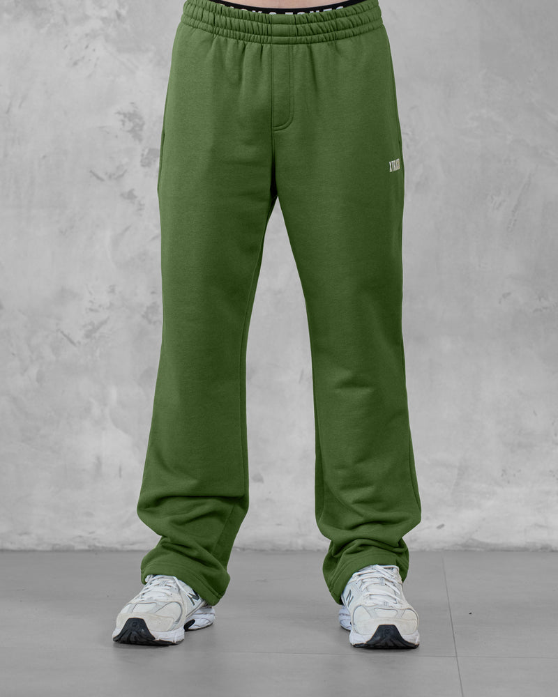 XTRACTD Sweatpants in Coffee Leaf – Model trägt Sweatpants, Vorderansicht Hose bis zu den Sneakern