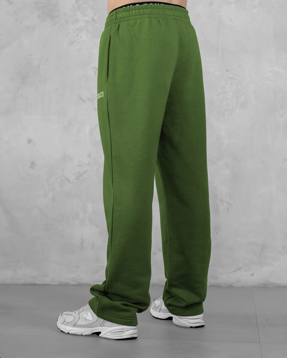 Grüne XTRACTD Sweatpants Coffee Leaf am Model in Rückansicht