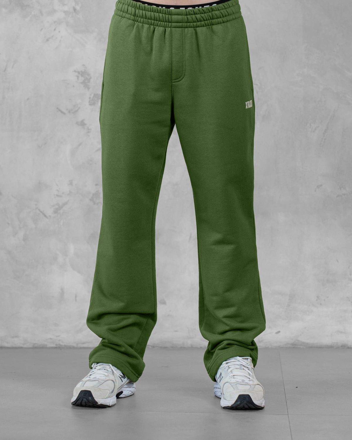 XTRACTD Sweatpants Coffee Leaf am Model in Vorderansicht