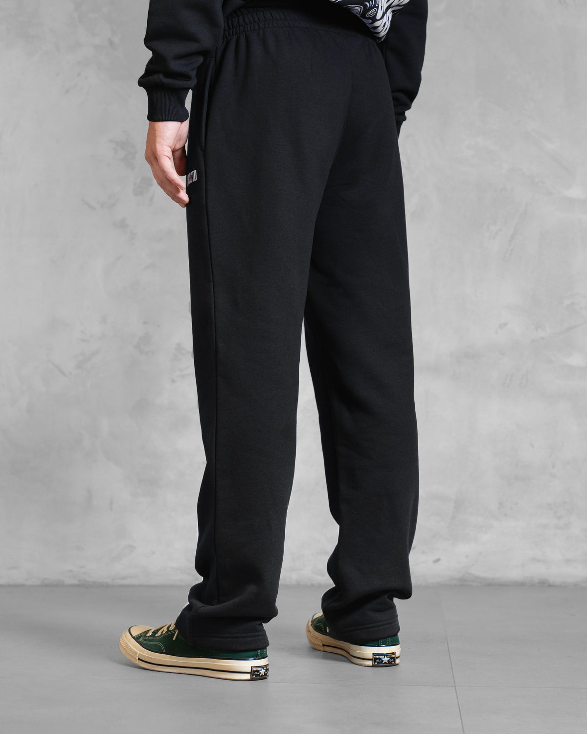 Schwarze XTRACTD Sweatpants Espresso Black am Model in Rückansicht