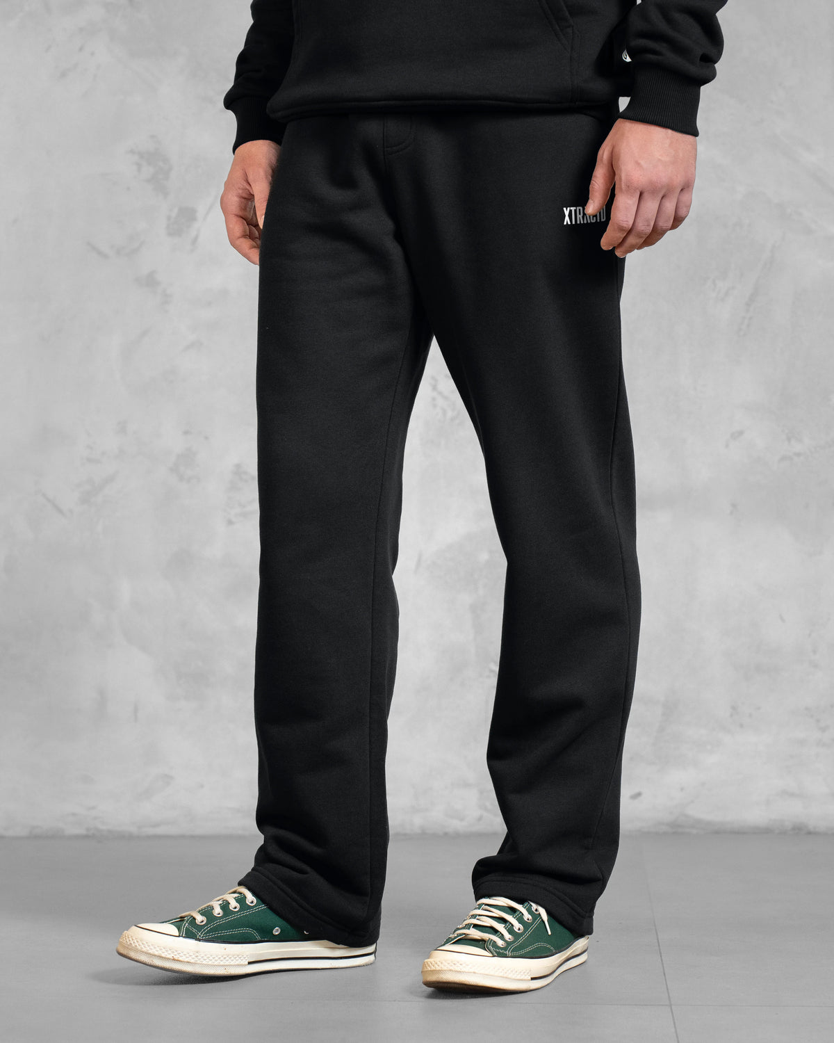 XTRACTD Sweatpants Espresso Black am Model in Vorderansicht