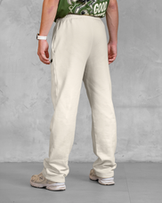 XTRACTD Sweatpants in Oat Milk – Model von hinten, schlichte Hose ohne Print