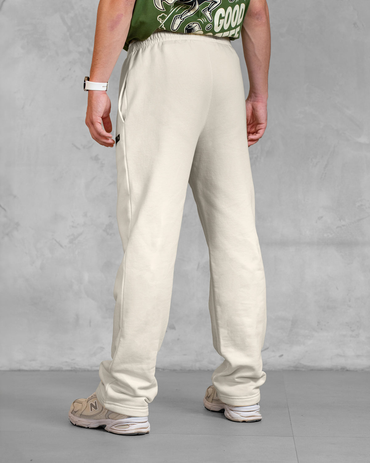 Cremefarbene XTRACTD Sweatpants Oat Milk am Model in Rückansicht