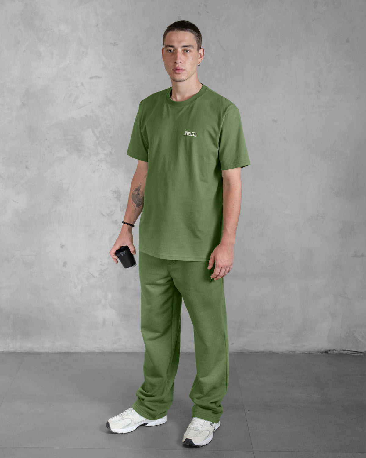 XTRACTD T-Shirt Rebellion – Coffee Leaf – Ganzkörperansicht am Modell