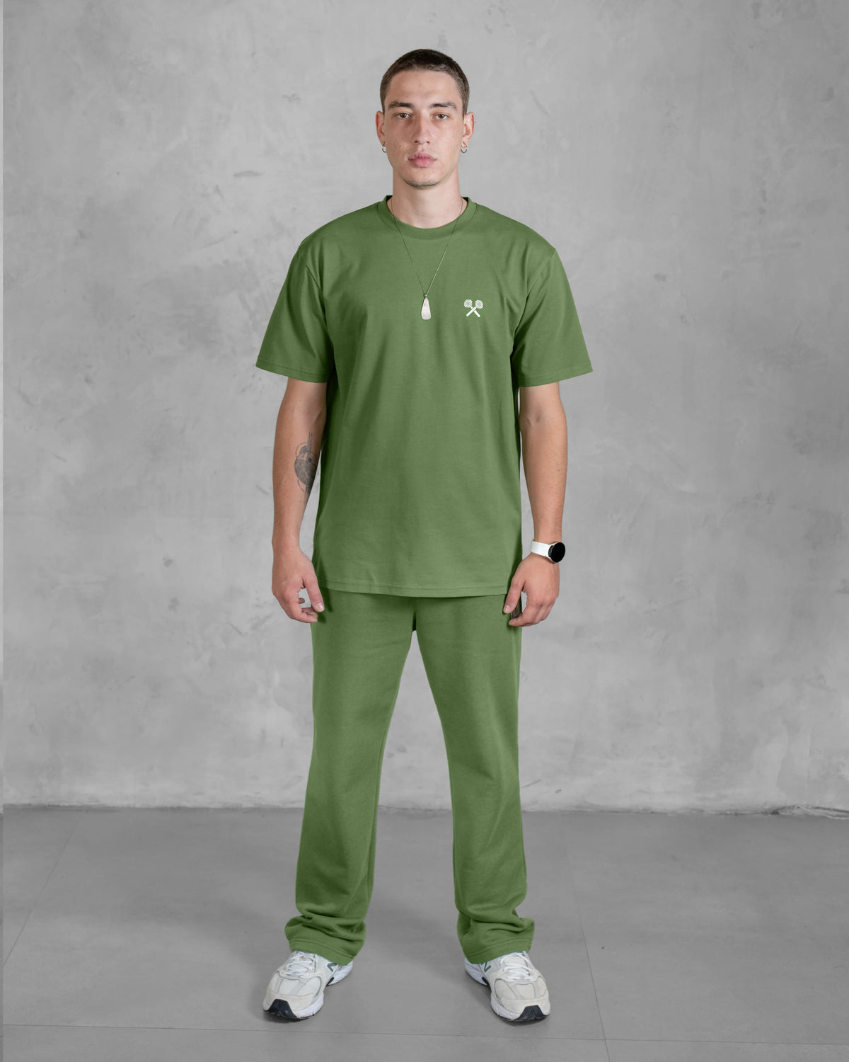 XTRACTD T-Shirt Urban Ape – Coffee Leaf – Ganzkörperansicht am Modell